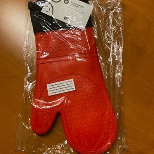 Domestic corner silicone oven mitts